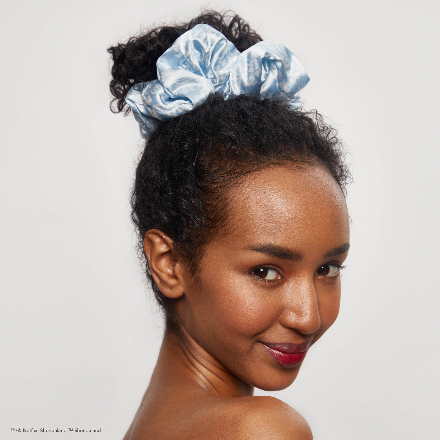 Bridgerton x Kitsch Cuscino di raso Scrunchies - Toile De Blue