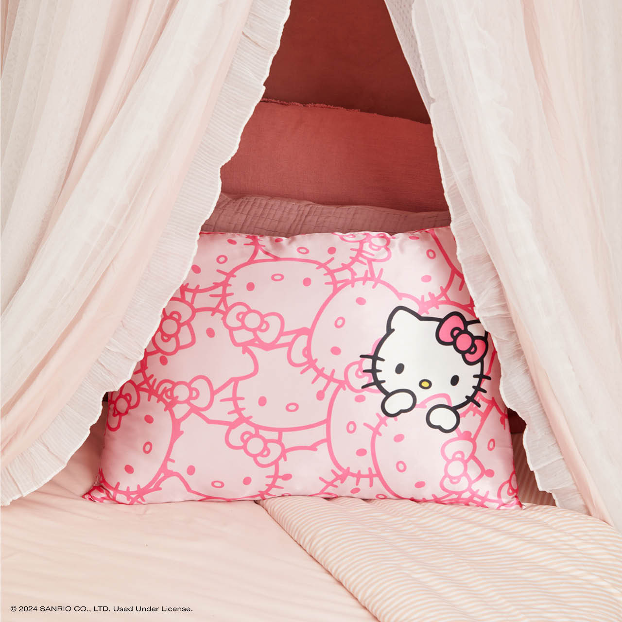 Kitsch x Hello Kitty Taie d'oreiller en satin - Visages Hello Kitty roses