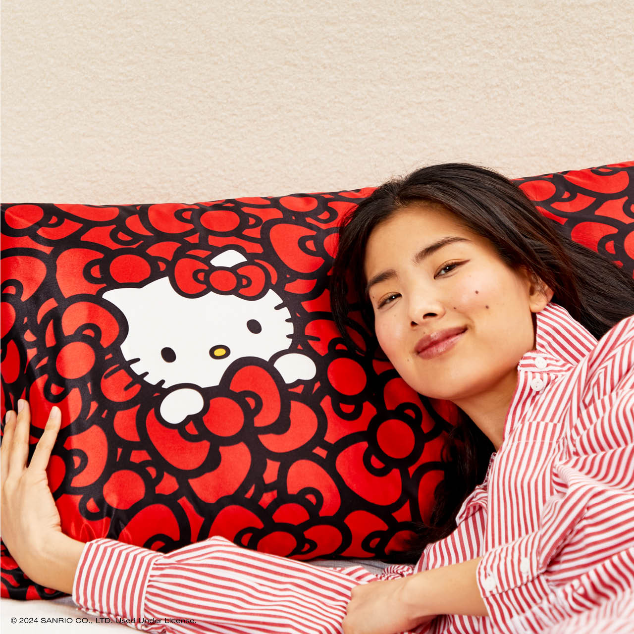 Kitsch x Hello Kitty Taie d'oreiller en satin - Hello Kitty se baigne dans une mer de nœuds